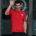 Alex Honnold začal svoj pokus o zväčšenie 101-poschodovej veže bez lán naživo na Netflixe