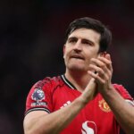 MANCHESTER, ANGLICKO – 17. JANUÁRA: Harry Maguire z Manchestru United tlieska fanúšikom po víťazstve tímu počas zápasu Premier League medzi Manchestrom United a Manchestrom City na Old Trafford 17. januára 2026 v Manchestri v Anglicku. (Foto: Michael Regan/Getty Images)