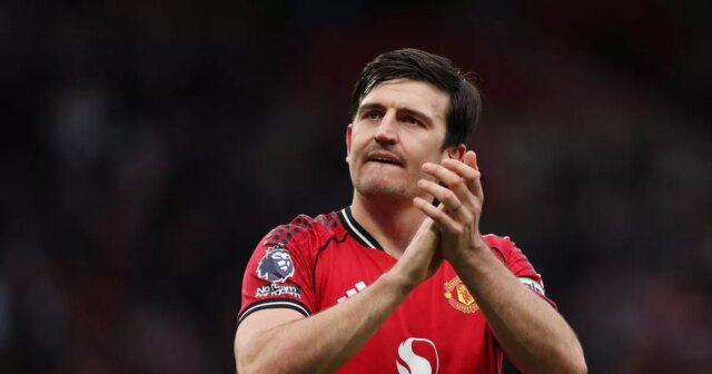 MANCHESTER, ANGLICKO – 17. JANUÁRA: Harry Maguire z Manchestru United tlieska fanúšikom po víťazstve tímu počas zápasu Premier League medzi Manchestrom United a Manchestrom City na Old Trafford 17. januára 2026 v Manchestri v Anglicku. (Foto: Michael Regan/Getty Images)