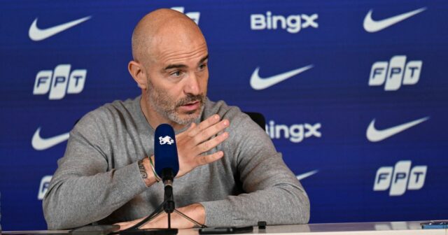 Maresca hovorí počas tlačovej konferencie. 