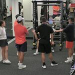 Na snímke: Alex de Minaur (sediaci za Lleytonom Hewittom v čiernom tričku) nahnevane gestikuluje v súkromnej chvíľke so svojím tímom, ktorý bol zachytený na videu