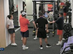 Ohromujúce video Alexa de Minaura v netypickom zrútení podnecuje búrku súkromia Australian Open Na snímke: Alex de Minaur (sediaci za Lleytonom Hewittom v čiernom tričku) nahnevane gestikuluje v súkromnej chvíľke so svojím tímom, ktorý bol zachytený na videu