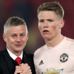 Dočasný manažér Manchestru United Ole Gunnar Solskjaer a Scott McTominay reagujú po záverečnom hvizde počas zápasu Premier League v Selhurst Parku.