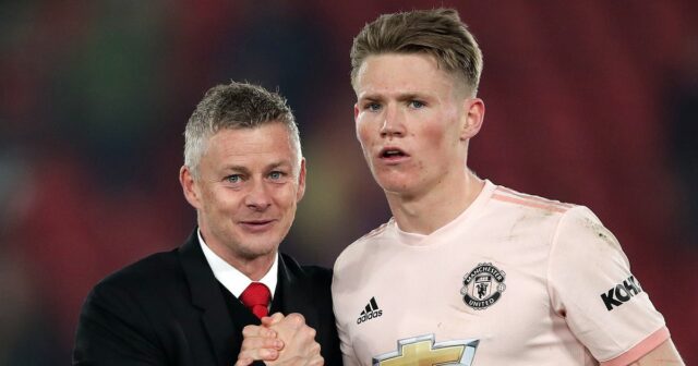 Dočasný manažér Manchestru United Ole Gunnar Solskjaer a Scott McTominay reagujú po záverečnom hvizde počas zápasu Premier League v Selhurst Parku.