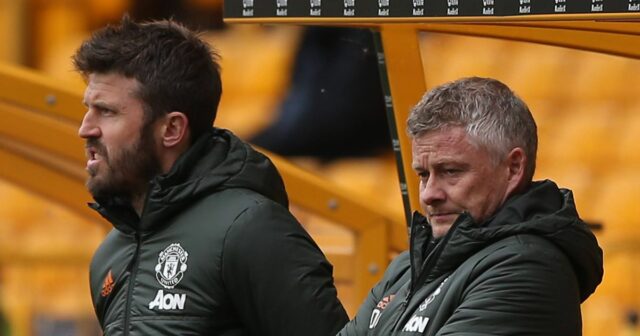 Ole Gunnar Solskjaer ukazuje skutočné farby s komentármi Michaela Carricka WOLVERHAMPTON, ANGLICKO – 23. MÁJ: Manažér Ole Gunnar Solskjaer z Manchestru United sleduje zo zemaly počas zápasu Premier League medzi Wolverhampton Wanderers a Manchester United v Molineux 23. mája 2021 v anglickom Wolverhamptone. Obmedzený počet fanúšikov bude mať povolený vstup na štadióny Premier League, pretože obmedzenia týkajúce sa koronavírusu sa v Spojenom kráľovstve po pandémii COVID-19 začínajú uvoľňovať. (Foto: Matthew Peters/Manchester United cez Getty Images)