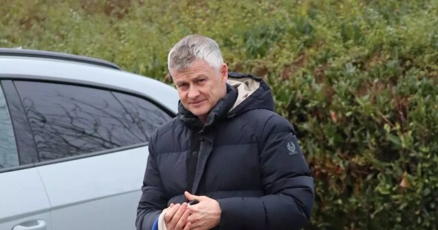 Ole Gunnar Solskjaer sa usmieva, keď je spájaný s návratom do futbalovej haly Manchestru United. Nórska hviezda bola videná, ako si robí zásoby v potravinách vo Wilmslow Cheshire