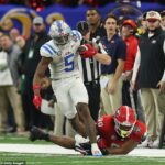 Kewan Lacy #5 z Ole Miss Rebels beží loptu po lapačke proti Elijahovi Griffinovi #90 z Georgia Bulldogs počas štvrtej štvrtiny štvrtkového Sugar Bowlu v New Orleans.