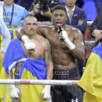 Anthony Joshua (vpravo) na snímke s Oleksandrom Usykom (vľavo) po ich odvete v roku 2022, ktorú Ukrajinec vyhral. Usyk verí, že AJ bude bojovať aj po smrti svojich priateľov