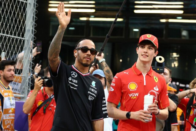 Lewis Hamilton (44) vedie Oliver Bearman (87) na GP Brazílie. Zdroj: Getty