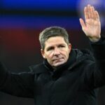 LONDÝN, ANGLICKO - 23. DECEMBRA: Oliver Glasner, manažér Crystal Palace, máva fanúšikom po prehre vo štvrťfinále Carabao Cupu medzi Arsenalom a Crystal Palace na Emirates Stadium 23. decembra 2025 v Londýne v Anglicku. (Foto: Clive Mason/Getty Images)