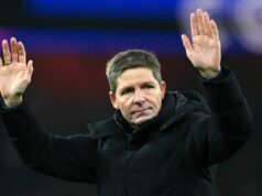 Oliver Glasner ľutuje prestup, keď Crystal Palace podpísal rekord LONDÝN, ANGLICKO - 23. DECEMBRA: Oliver Glasner, manažér Crystal Palace, máva fanúšikom po prehre vo štvrťfinále Carabao Cupu medzi Arsenalom a Crystal Palace na Emirates Stadium 23. decembra 2025 v Londýne v Anglicku. (Foto: Clive Mason/Getty Images)