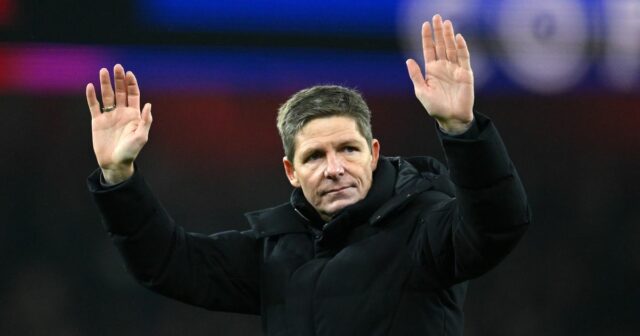 LONDÝN, ANGLICKO - 23. DECEMBRA: Oliver Glasner, manažér Crystal Palace, máva fanúšikom po prehre vo štvrťfinále Carabao Cupu medzi Arsenalom a Crystal Palace na Emirates Stadium 23. decembra 2025 v Londýne v Anglicku. (Foto: Clive Mason/Getty Images)