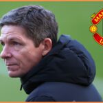 Oliver Glasner oslavuje minulú sezónu trofejou FA Cupu