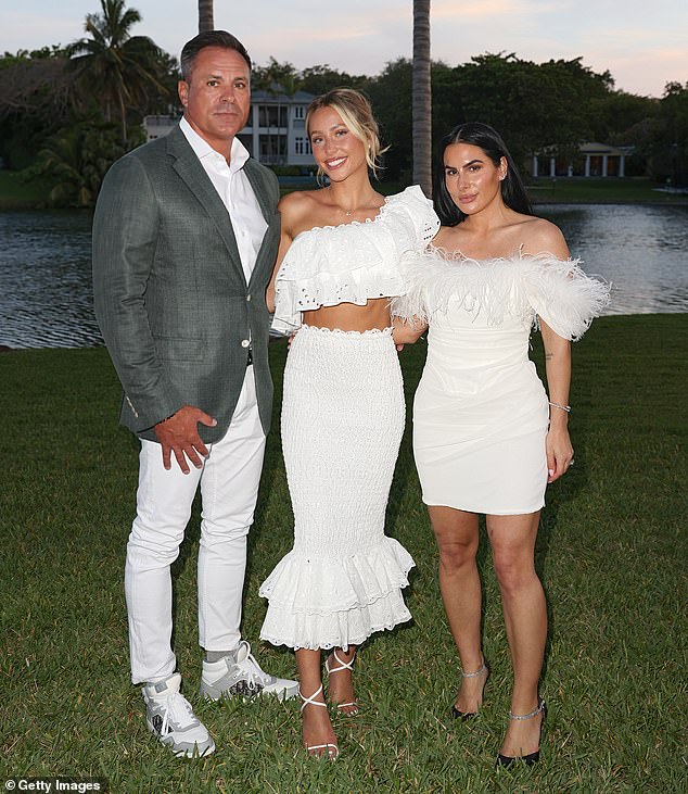 Otec Alix Earle podnecuje klebety o jej romániku s Tomom Otec Alix Earle TJ (vľavo) si na Silvestra urobil srandu z jej koketnej chvíle s Tomom Bradym