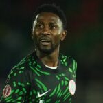 LEICESTER, ANGLICKO - 3. MÁJ: Wilfred Ndidi z Leicestru City sa prizerá počas zápasu Premier League medzi FC Leicester City a FC Southampton na štadióne King Power Stadium 3. mája 2025 v anglickom Leicestri. (Foto: James Holyoak/MB Media/Getty Images)