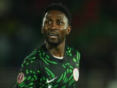 Otec bývalej hviezdy Premier League zomrel pri tragickej autonehode ako vyhlásenie klubu LEICESTER, ANGLICKO - 3. MÁJ: Wilfred Ndidi z Leicestru City sa prizerá počas zápasu Premier League medzi FC Leicester City a FC Southampton na štadióne King Power Stadium 3. mája 2025 v anglickom Leicestri. (Foto: James Holyoak/MB Media/Getty Images)