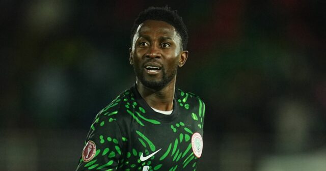 LEICESTER, ANGLICKO - 3. MÁJ: Wilfred Ndidi z Leicestru City sa prizerá počas zápasu Premier League medzi FC Leicester City a FC Southampton na štadióne King Power Stadium 3. mája 2025 v anglickom Leicestri. (Foto: James Holyoak/MB Media/Getty Images)