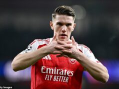 PÄŤ klubov Premier League sa učí potenciálnych súperov Ligy majstrov medzi poslednými 16 po umiestnení v prvej osmičke, keďže Newcastle je nútený v dramatický posledný deň hrať play-off s Realom Madrid a PSG Arsenal sa v osemfinále Ligy majstrov stretne s Atalantou, Bayerom Leverkusen, Borussiou Dortmund alebo Olympiacos po tom, čo sa s čistým počtom víťazstiev umiestnil na čele ligovej fázy.