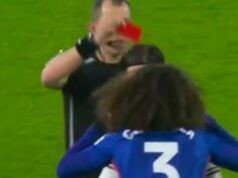 PRERUŠENIE Marc Cucurella dostal červenú kartu v nočnej more Chelsea predtým, ako spoluhráči pustili rozhodcu PRERUŠENIE Marc Cucurella dostal červenú kartu v nočnej more Chelsea predtým, ako spoluhráči pustili rozhodcu