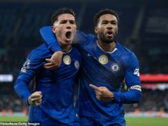 PSG „cieľová hviezda Chelsea vo výške 107 miliónov libier nie je znepokojená odchodom Enza Marescu“ PSG údajne zvažuje prestup pre stredopoliara Chelsea Enza Fernandeza za 107 miliónov libier (vľavo)