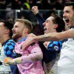 Hráči Falkirk oslavujú víťazstvo v rozstrele nad Hearts v Tynecastle