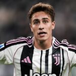 Kenan Yildiz z Juventusu FC reaguje počas futbalového zápasu Serie A medzi Juventusom FC a AC Miláno. Zápas sa skončil nerozhodne 0:0.