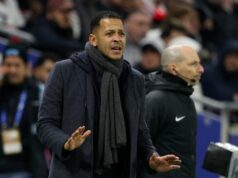 Päť vecí, ktoré bude Liam Rosenior v Chelsea požadovať, keď Estevao dostane vysnívaný scenár Liam Rosenior, hlavný tréner Štrasburgu Alsasko na postrannej čiare počas zápasu Ligue 1 McDonald's medzi Lyonom a Štrasburgom na štadióne Groupama 26. októbra 2025 vo francúzskom Lyone