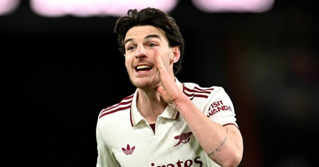 Declan Rice počas rozprávania gestikuluje