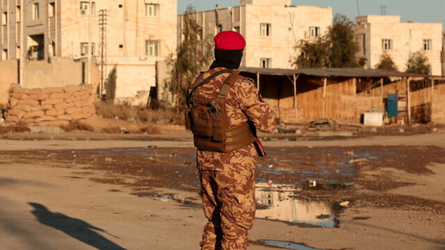 Pátranie po väzňoch ISIL v Sýrii po bojoch v blízkosti väzníc | Sýrska vojna
