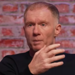 Paul Scholes hovorí Lisandrovi Martinezovi „neospravedlňujem sa“, keď sa ikona Man Utd otočila
