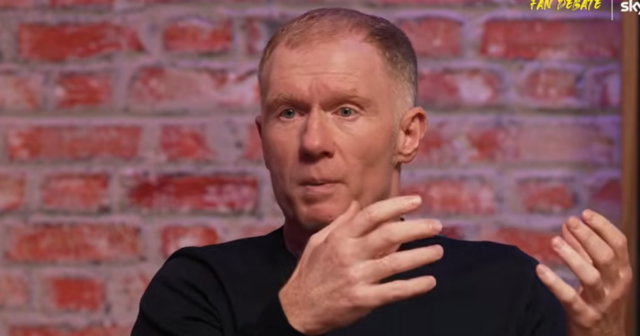 Paul Scholes hovorí Lisandrovi Martinezovi „neospravedlňujem sa“, keď sa ikona Paul Scholes hovorí Lisandrovi Martinezovi „neospravedlňujem sa“, keď sa ikona Man Utd otočila