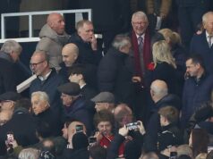 Paul Scholes sa pripája k Sirovi Alexovi Fergusonovi ako ďalší manažér Man Utd Nicky Butt, Paul Scholes a Sir Alex Ferguson na Old Trafford