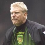 Brankár Manchestru United Peter Schmeichel kričí na svojich spoluhráčov počas zápasu FA Carling Premiership proti Leeds United na Elland Road v anglickom Leedse. Leeds United vyhral zápas 1:0