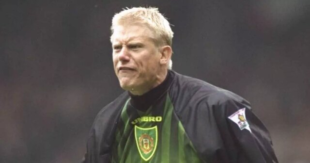 Penis ikony Man Utd spálený tímovým kolegom – „taký výkrik Brankár Manchestru United Peter Schmeichel kričí na svojich spoluhráčov počas zápasu FA Carling Premiership proti Leeds United na Elland Road v anglickom Leedse. Leeds United vyhral zápas 1:0