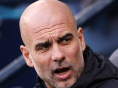 Pep Guardiola opäť zúri na Prem refs, keď šéf Man City volá Howarda Webba Pep Guardiola gestikuluje z podzemia.