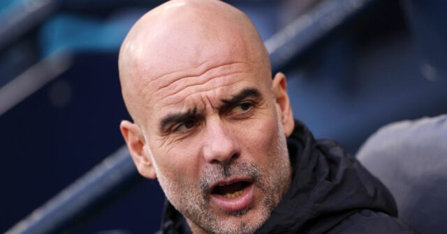 Pep Guardiola gestikuluje z podzemia. 