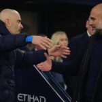 Manažér Manchestru City Pep Guardiola s manažérom Chelsea Enzom Marescom počas zápasu Premier League medzi Manchester City FC a Chelsea FC na Etihad Stadium 25. januára 2025 v Manchestri v Anglicku