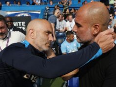 Pep Guardiola povedal Toddovi Boehlymu, čo si myslí o Enzovi Marescovi s šéfom Chelsea na pokraji Enzo Maresca, manažér Chelsea, a Pep Guardiola, manažér Manchestru City, sa objímajú pred zápasom Premier League medzi Chelsea FC a Manchester City FC na Stamford Bridge