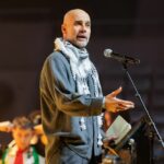 BARCELONA, ŠPANIELSKO - 29. JANUÁRA: Pep Guardiola hovorí na pódiu počas Koncertu-manifestu x Palestína v Palau Sant Jordi 29. januára 2026 v Barcelone v Španielsku. Koncert-Manifest x Palestína predstavuje vyvrcholenie mobilizačnej kampane Act x Palestine, ktorú podporujú palestínske organizácie pre ľudské práva a sieť európskych subjektov. (Foto Gisela Jané/Getty Images)
