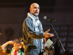 Pep Guardiola prednáša prejav, keď sa šéf Man City prihovára davu na propalestínskom koncerte BARCELONA, ŠPANIELSKO - 29. JANUÁRA: Pep Guardiola hovorí na pódiu počas Koncertu-manifestu x Palestína v Palau Sant Jordi 29. januára 2026 v Barcelone v Španielsku. Koncert-Manifest x Palestína predstavuje vyvrcholenie mobilizačnej kampane Act x Palestine, ktorú podporujú palestínske organizácie pre ľudské práva a sieť európskych subjektov. (Foto Gisela Jané/Getty Images)