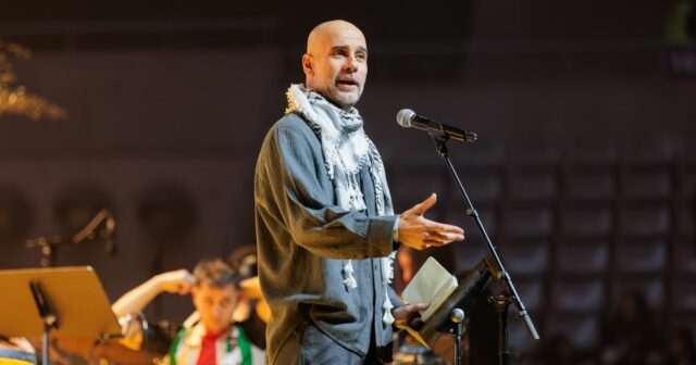 BARCELONA, ŠPANIELSKO - 29. JANUÁRA: Pep Guardiola hovorí na pódiu počas Koncertu-manifestu x Palestína v Palau Sant Jordi 29. januára 2026 v Barcelone v Španielsku. Koncert-Manifest x Palestína predstavuje vyvrcholenie mobilizačnej kampane Act x Palestine, ktorú podporujú palestínske organizácie pre ľudské práva a sieť európskych subjektov. (Foto Gisela Jané/Getty Images)