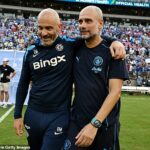 Enzo Maresca (vľavo) objíma Pepa Guardiolu, svojho bývalého šéfa v Manchestri City, po ich predsezónnom priateľskom stretnutí v Ohiu v roku 2024