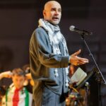 Pep Guardiola hovorí na pódiu počas Concert-Manifesto x Palestine v Palau Sant Jordi