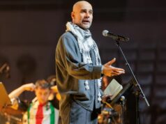 Pep Guardiola vynechal tlačovú konferenciu Man City pred súbojom s Tottenhamom Pep Guardiola hovorí na pódiu počas Concert-Manifesto x Palestine v Palau Sant Jordi