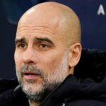 Pep Guardiola hovorí na pódiu počas Concert-Manifesto x Palestine v Palau Sant Jordi