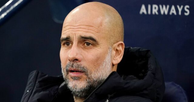 Pep Guardiola zmeškal ďalšiu tlačovú konferenciu Man City, pretože nastúpil Pep Guardiola hovorí na pódiu počas Concert-Manifesto x Palestine v Palau Sant Jordi