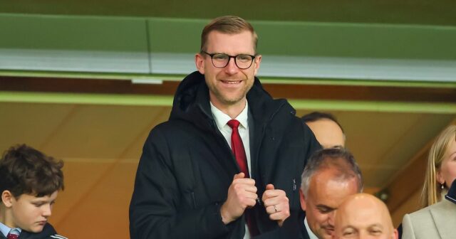 Per Mertesacker sa pozerá na zápas fázy MD3 Ligy majstrov UEFA 2024/25 medzi Arsenal FC a FC Shakhtar Doneck na Emirates Stadium 22. októbra 2024 v Londýne, Anglicko