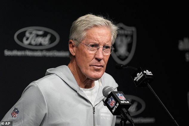 Pete Carroll VYPOVEDAL ako hlavný tréner Raiders s Tomom Bradym Carroll, ktorý predtým vyhral Super Bowl v Seattli, podpísal pred sezónou trojročnú zmluvu s Las Vegas, no napokon ukončil rok s najhoršou bilanciou v NFL.