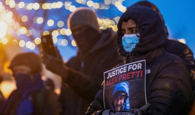 Pobúrenie po tom, čo americkí agenti zabili zdravotnú sestru na jednotke intenzívnej starostlivosti Alexa Prettiho v Minnesote | vláda
