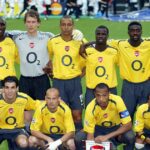 Arsene Wenger sa pozerá, ako Emmanuel Eboue z Arsenalu kontroluje loptu